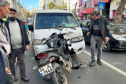 Tekirdağ'da sol şeritte seyreden motosikletli kamyonetle kafa kafaya çarpıştı: 2 yaralı
