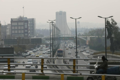 İran'da hava kirliliği ve grip salgını nedeniyle 18 eyalette eğitim uzaktan yapılıyor