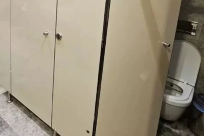 AVM'nin kadın tuvaletinde skandal: Cep telefonuyla görüntü almaya çalıştı!