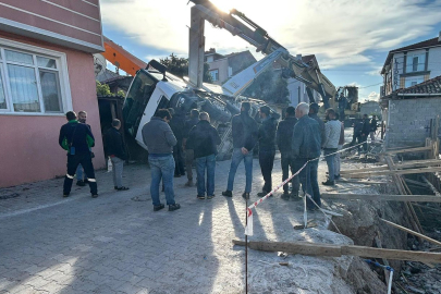 Balıkesir Gönen’de çalışma halindeki beton mikseri yan yattı
