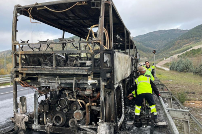Bursa yolunda korkutan yangın! Otobüs alevlere teslim oldu...