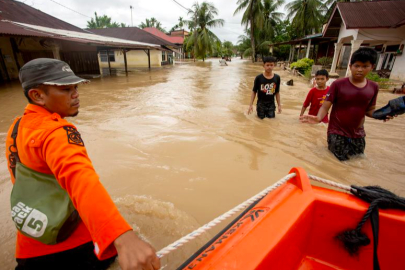 Endonezya’da sel ve toprak kayması nedeniyle hayatını kaybedenlerin sayısı 49'a yükseldi