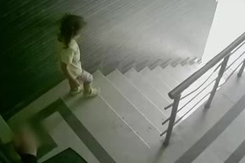 İstanbul Eyüpsultan’da 3 yaşındaki kızına tekme atıp merdivenlerden aşağı düşüren babaya 1 yıl 6 ay hapis cezası