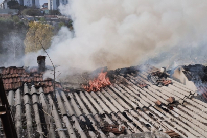 İstanbul Sultangazi'de gecekonduda korkutan yangın