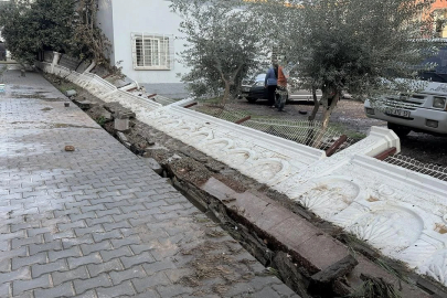 Mersin'de su borusu patladı: Siteleri su bastı, istinat duvarı yıkıldı