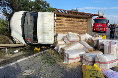 Antalya'da saman yüklü kamyonet devrildi, yol trafiğe kapandı