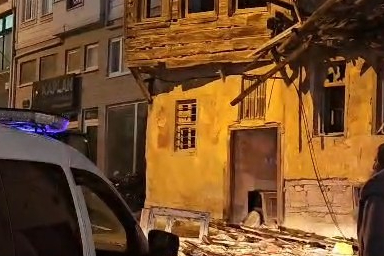 Çanakkale’de boş bina yağış nedeniyle kısmen çöktü