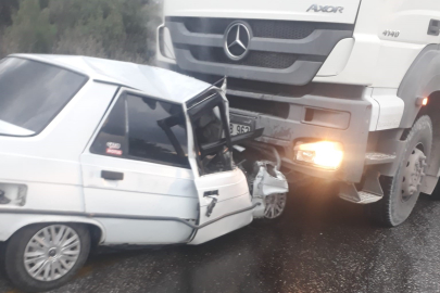 Manisa Akhisar’da kamyon ile otomobil kafa kafaya çarpıştı: 1 ölü, 1 yaralı