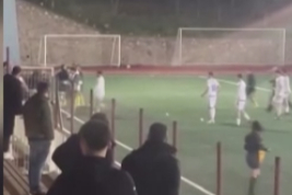 Amatör maçta futbolcular tekme tokat birbirine girdi