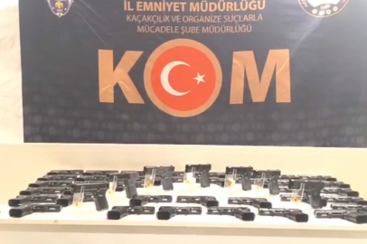 Eskişehir'de çekicinin üzerindeki araçtan 480 adet tabanca ve ve 6 bin 812 adet silah parçası çıktı