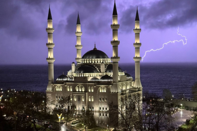 Zonguldak'ta şimşekler geceyi aydınlattı