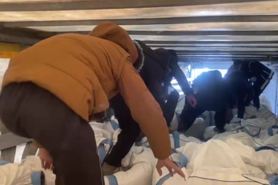 Amasya'da tırda çuvalların arasında 13 kaçak göçmen yakalandı