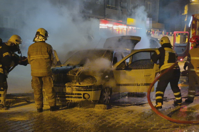 Bartın'da çalıştırdığı aracı bir anda alev aldı, sürücü son anda kurtuldu