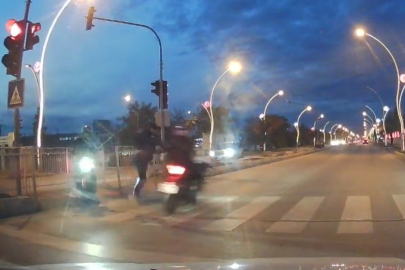 Edirne'de motosikletin yayaya çarptığı kaza kamerada; 2 yaralı
