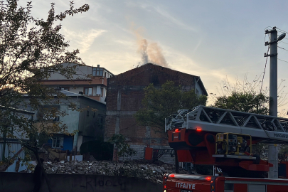 Kocaeli’de bina çatısında yangın: Baba ve oğlu dumandan etkilendi