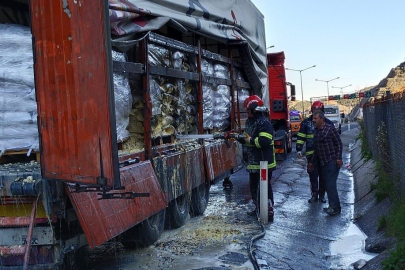 Osmaniye'de seyir halindeki soya yüklü tırda yangın çıktı