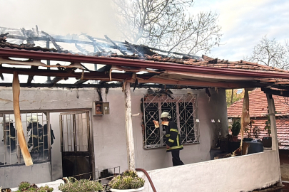 Tokat Erbaa'da elektrik kontağından çıkan yangın evi küle çevirdi