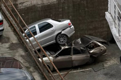Zonguldak'ta rampada geriye kayan otomobil 8 metreden düşerek park halindeki aracın üzerine çıktı