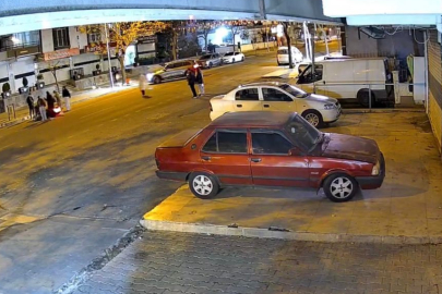 Diyarbakır'da otomobilin çarptığı motokurye yaralandı: Kaza anı kamerada