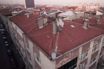 İstanbul Bayrampaşa'da 3 katlı binadan kopan sıva parçaları aracın üzerine düştü