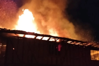 Kastamonu'da ahşap ev alev alev yandı
