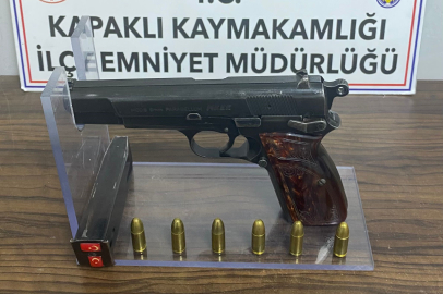 Tekirdağ'da ruhsatsız tabanca taşıyan 2 şahıs polis engeline takıldı