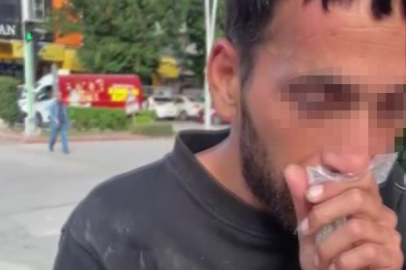 Adana'da bir şahıs caddede güpegündüz bali çekip kendinden geçti