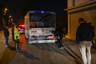 Adana'da kamyonete ve iş yerinin duvarına çarpan otomobildeki çocuk öldü