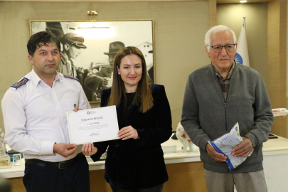 Antalya'da yaşlı adamın otobüste unuttuğu içinde 4 bin euro olan çantanın başında adeta nöbet tuttu