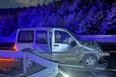 Ardahan'da bariyerlere çarpan hafif ticari araçtaki 4 kişi yaralandı