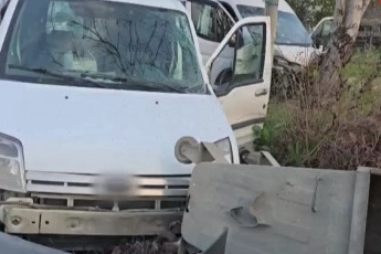 Bursa'da servis minibüsü hafif ticari araçla çarpıştı: 11 yaralı