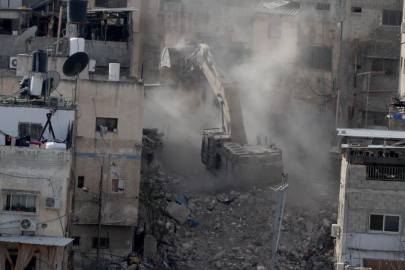 İşgalci İsrail ordusu, Batı Şeria'da Filistinlilere ait bir binayı yıktı