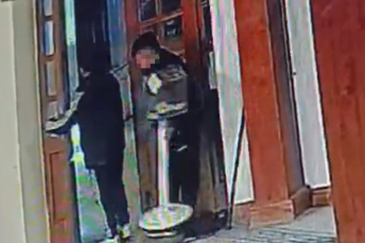 İstanbul Kadıköy’de yardım kutusu hırsızlığı: Önce gözetlediler sonra çaldılar