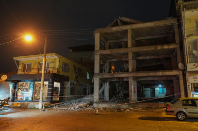 İzmir'de yıkımı yapılan inşaatın beton blokları eve zarar verdi
