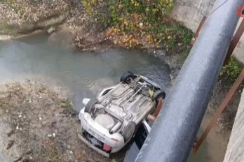 Bursa'da dereye uçan otomobilin sürücüsü yaralandı!