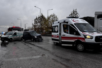 Denizli'de kamyonun çarptığı hafif ticari araç 50 metre savruldu: 1 ölü, 2 yaralı