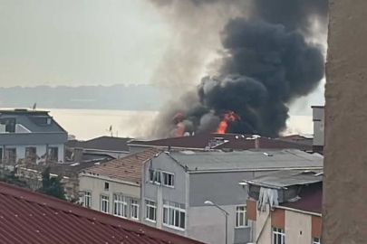 İstanbul Küçükçekmece'de 4 katlı binanın çatı katından alevler yükseldi: O anlar kamerada