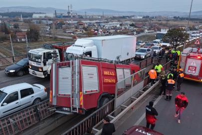 Kırıkkale'de yüksek gerilim tellerine ramak kala, itfaiye aracı köprü arasında sıkıştı