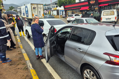 Muğla'da el freni çekilmeyen otomobil, başka araca çarptı