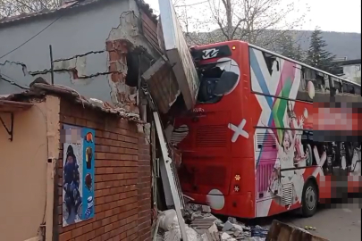 Bursa'da çift katlı otobüs, otomobil ile manav dükkanına çarptı!