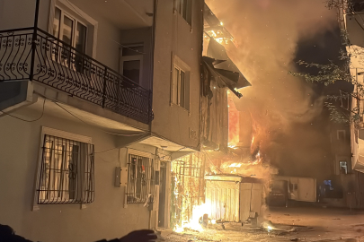 Bursa'da yangın paniği! 3 katlı binada başlayıp bitişikteki binaya sıçradı
