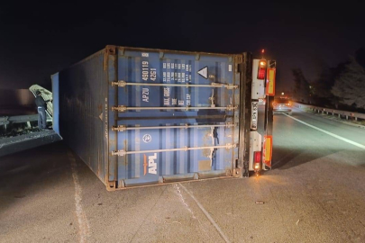 Fırtına nedeniyle tırlar devrildi