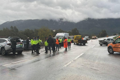 İzmir'de zincirleme trafik kazasında 2'si jandarma 4 kişi yaralandı