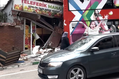 Bursa'da çift katlı otobüs, otomobil ile manav dükkanına çarptı!