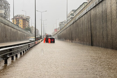 Antalya Alanya'da sağanak yağış trafiği felç etti