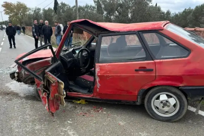 Balıkesir'de otomobil ile hafif ticari araç çarpıştı: Üç kişi yaralandı