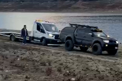 Bolu'da çamura saplanan oto kurtarıcıyı pikap kurtardı