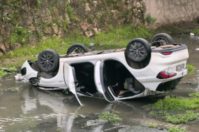Bursa'da otomobil dere yatağına uçtu: 3 yaralı