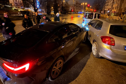 Eskişehir'de direksiyon başında sızıp kaza yapan sürücü, 3 saatlik uğraş sonunda cam kırılarak uyandırdı