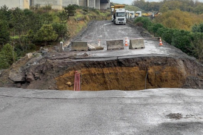 İstanbul'da yol çöktü: İki araç dereye düştü